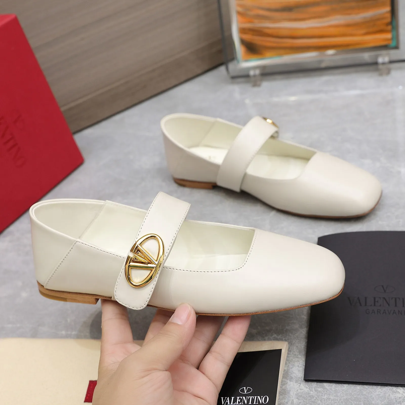 👟👟Ex-factory price 600👟👟 2024 early spring counter catwalk style updated simultaneously 💗Valentino💗Valentino strips deep mouth half drag / flat shoes / high heel shoes / series will be released in the future —————————— Top version Grandma deep mouth design combination highlights the brand’s unique design style, luxury and fashion, highly recognizable, exquisite round toe The side curve is perfect, the taste is particularly pure, and the ladylike temperament is full of femininity‼ ️ Upper: Made of imported cowhide. Lining: Made of mixed sheepskin. Original molded hardware buckle. Italian imported cowhide leather outsole. Size: 35-39 (40/41 customized)